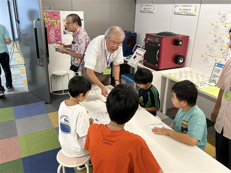 tepian_today's tweet image. TEPIA先端技術館では、本日、日本機械学会@JSME_Mech 関東支部シニア会さんによる特別講座「親子で参加!ロボットを組み立て、走らせてみよう!」が開催されました!
機械の仕組みを学びながら、親子で協力・工夫しながら市販のキットを使って、動くロボットを作ったんだ!