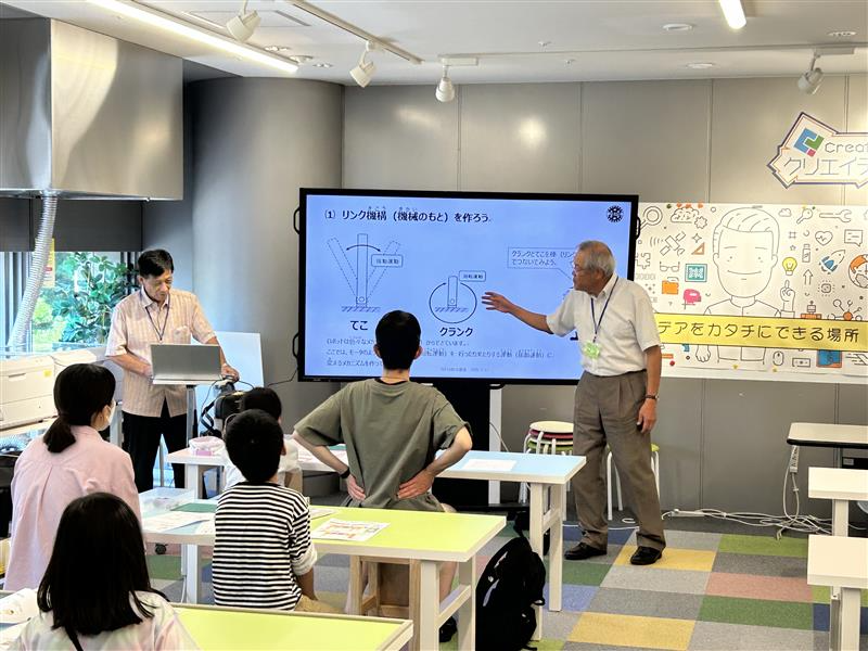 tepian_today's tweet image. TEPIA先端技術館では、本日、日本機械学会@JSME_Mech 関東支部シニア会さんによる特別講座「親子で参加!ロボットを組み立て、走らせてみよう!」が開催されました!
機械の仕組みを学びながら、親子で協力・工夫しながら市販のキットを使って、動くロボットを作ったんだ!