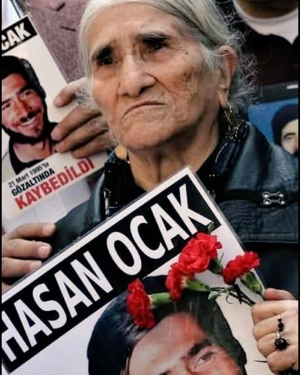 Emîna Ocaka ku di sala 1995an de kurê  wê Hasan Ocak hat wundakirin, bi dehan Dayikên Şemiyê re dest bi berxwedana xwe ya li dijî zilmê kirYek ji sembola dayikên Şemiyê Emîne Ocak îro çû ser dilovaniya xweBila serê malbatê sax be û em ê heta faîl bên cezakirin, doza wê bişopînin