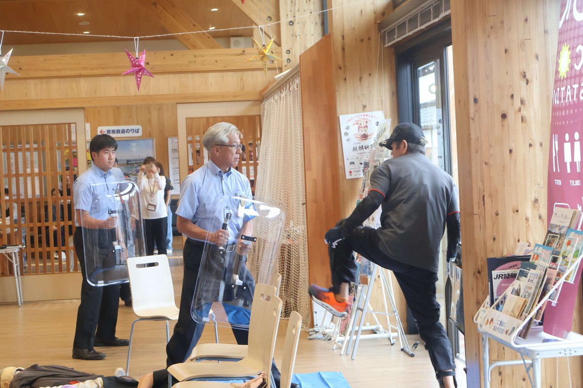 yazukikaku's tweet image. 🚨郡家駅でテロ対応訓練を実施!
JR西日本が警察・消防と連携して、無差別殺傷事件を想定した合同訓練を7月14日に実施。緊張感のある現場で、それぞれが役割分担、連携体制を確認しました。
訓練に参加した人は「落ち着いて行動する大切さを実感した」と話していました。
town.yazu.tottori.jp/site/news/1353…