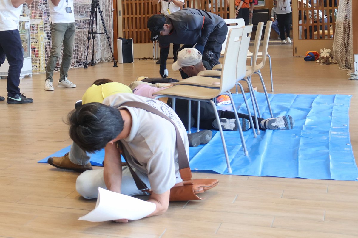 yazukikaku's tweet image. 🚨郡家駅でテロ対応訓練を実施!
JR西日本が警察・消防と連携して、無差別殺傷事件を想定した合同訓練を7月14日に実施。緊張感のある現場で、それぞれが役割分担、連携体制を確認しました。
訓練に参加した人は「落ち着いて行動する大切さを実感した」と話していました。
town.yazu.tottori.jp/site/news/1353…