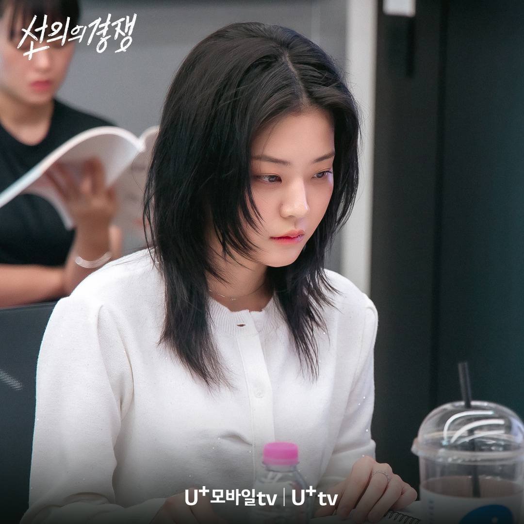 beautyghost97's tweet image. Imagine if Subin joined the All Of Us Are Dead universe thoooo. That'd be so cool.
(S2 just announced its cast so there's no chance. But if there is a S3, universe please work your magic and have Yihyun and Subin work together as half-zombie/half-human team or something).