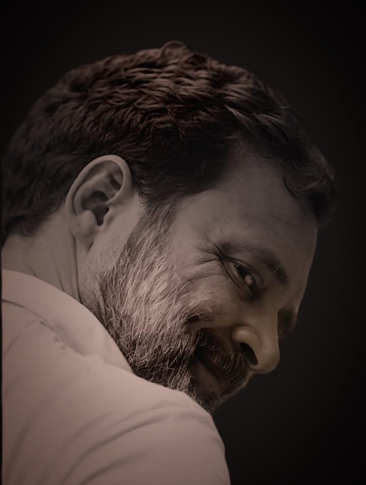 संसद उनकी खाला का घर है!

राहुल गांधी का जब भी मन करे, 
वो संसद आ सकते हैं।
जब भी जी करे, बोल सकते हैं।
जिस विषय पर मन करे, जितना मन करे 
बस बोलते चले जाएँ।

ना कोई प्रोटोकॉल,
ना कोई मर्यादा,
ना कोई समय सीमा,
ना कोई तथ्य की बाध्यता!

क्योंकि संसद, शायद उनके लिए "खाला का घर" बन