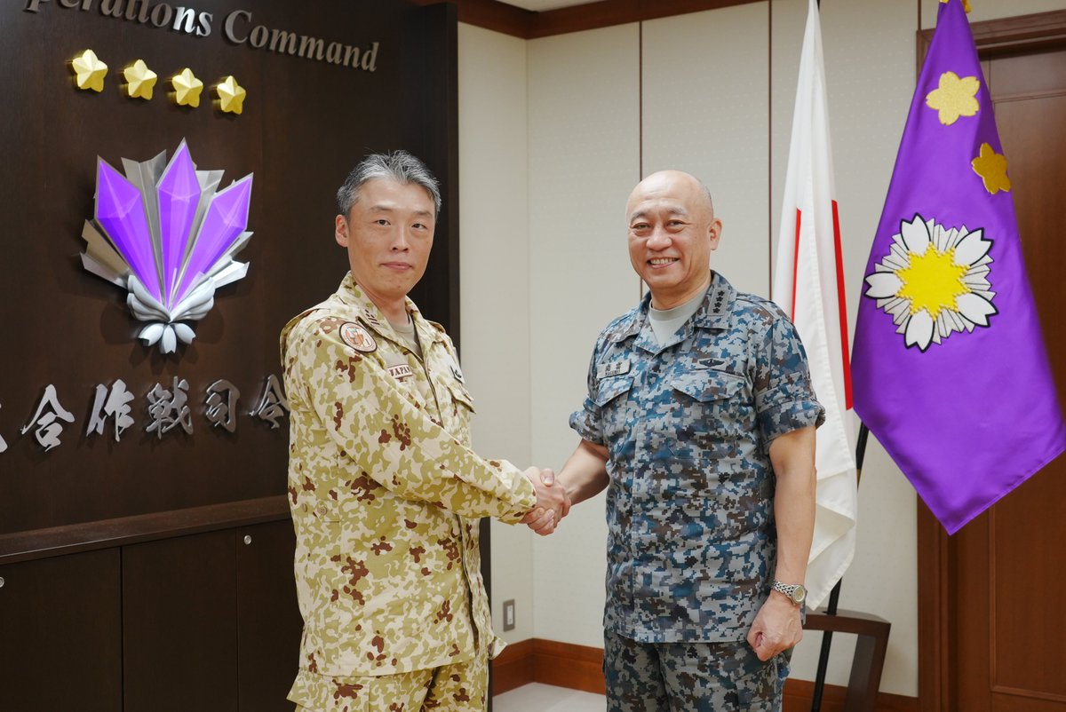 jjoc_pa's tweet image. 7月16日、#統合作戦司令官 は、次期派遣海賊対処行動支援隊(DGPE)司令 田中1陸佐から出国にあたり報告を受けました。
DGPEは、ジブチの自衛隊拠点の維持管理等のほか、在外邦人等の保護に必要な装備品などの集積・管理などといった態勢整備が進められている、極めて重要な役割を担っている部隊です。