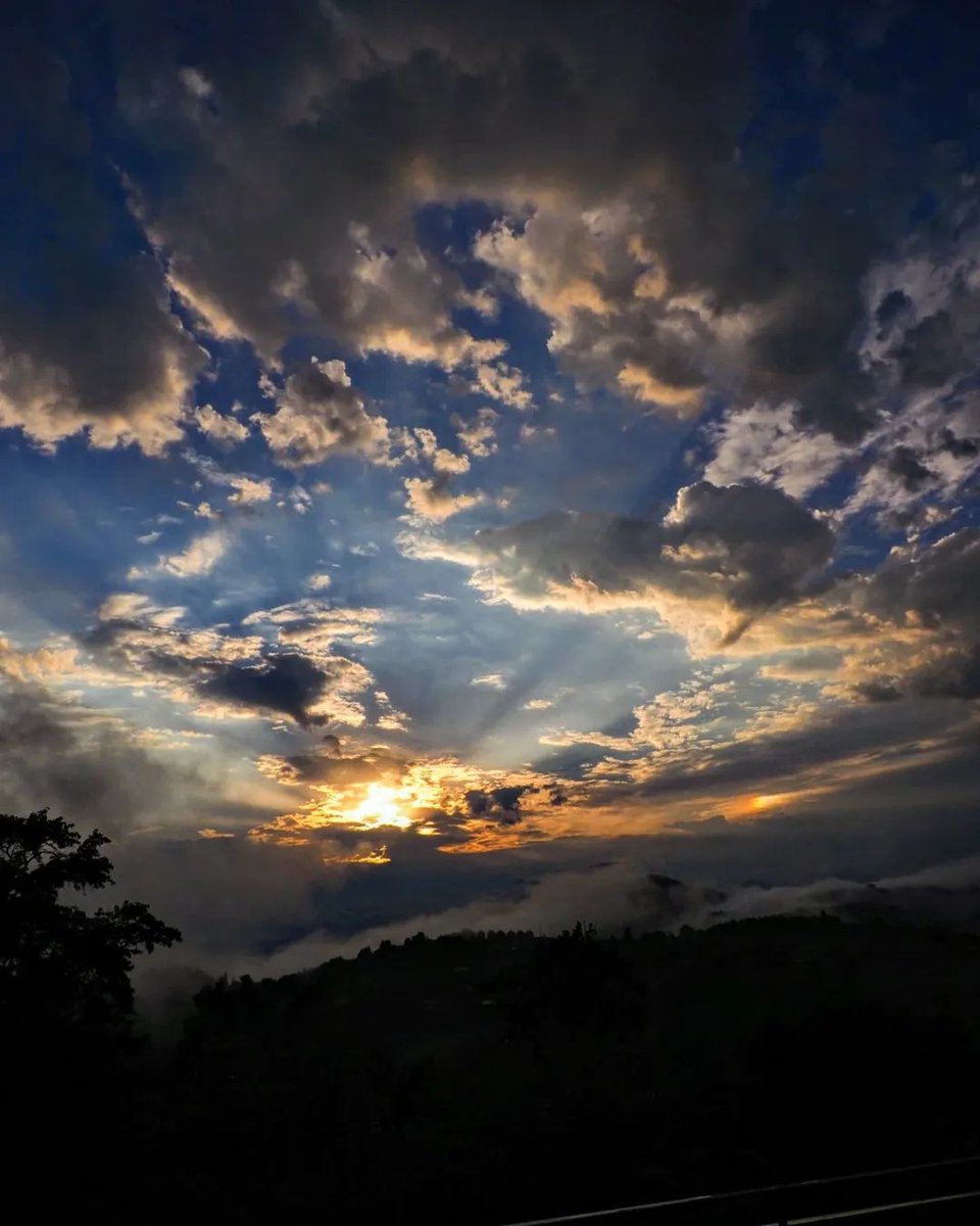 Herkesi kendim gibi sanan, gönlüme de kırgınım.