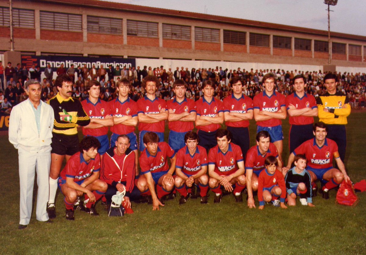 Avui és l'aniversari del exjugador <a href="/UEO1921/">Unió Esportiva Olot</a> "Paco" Vilchez, jugador molt complet i un lluitador nat, és va fer amb la titularitat aquell equipàs 1982/83, q passis un bon dia #felicitats en Paco és al 4 de baix d'esquerra a dreta