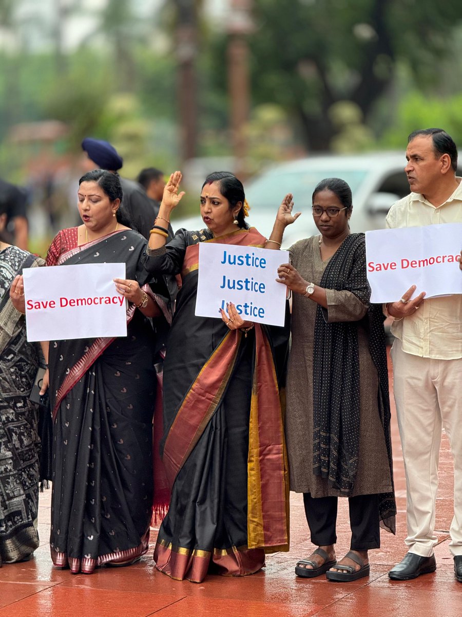 INCIndia's tweet photo. LoP Shri @RahulGandhi, along with INDIA bloc MPs, protested against the ongoing Special Intensive Revision (SIR) of electoral rolls in Bihar.

📍 Delhi https://t.co/WLvQFII2Oa