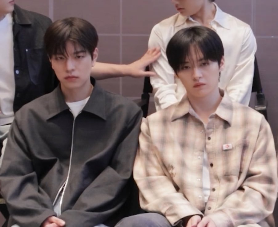 harribit0's tweet image. 가관즈 왤캐 화남? #leeknow #seungmin