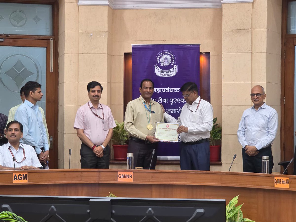 उत्तर रेलवे के महाप्रबंधक श्री अशोक कुमार वर्मा ने आज प्रधान कार्यालय, बड़ौदा हाउस में "महाप्रबंधक संरक्षा सेवा पुरस्कार" प्रदान किए एवं जुलाई 2025 माह में संरक्षा से जुड़े उत्कृष्ट कार्य करने वाले रेलकर्मियों को प्रशस्ति पत्र देकर सम्मानित भी किया।

इस अवसर पर समस्त विभागों के