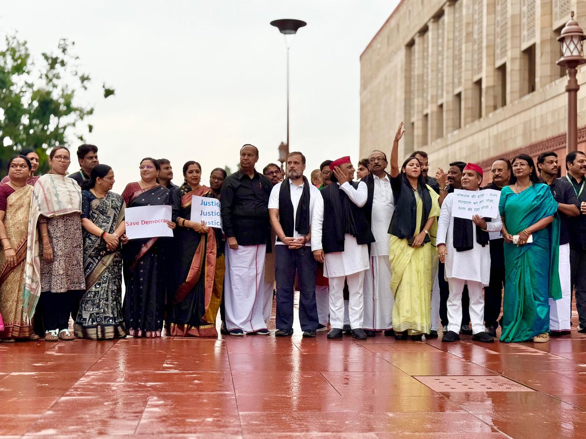 visually_kei's tweet image. INDIA leaders including @RahulGandhi, @yadavakhilesh, @TRBaaluMP, @priyankagandhi hold demonstrations outside Parliament against the Bihar SIR exercise @DeccanHerald