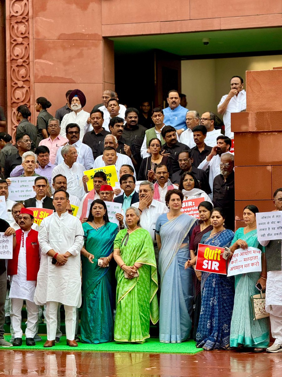 visually_kei's tweet image. INDIA leaders including @RahulGandhi, @yadavakhilesh, @TRBaaluMP, @priyankagandhi hold demonstrations outside Parliament against the Bihar SIR exercise @DeccanHerald