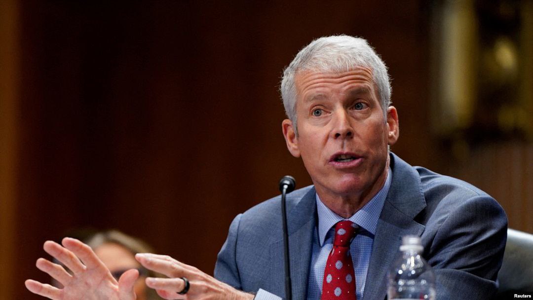 美國能源部長克里斯·賴特表示，對俄羅斯石油的製裁可能是結束烏克蘭戰爭的關鍵。

「這是對俄羅斯所能施加的最強大的壓力，」他在接受路透社採訪時強調。賴特認為，作為世界上最大的石油和天然氣生產國之一，美國能夠使用以前看似不可想像的工具。