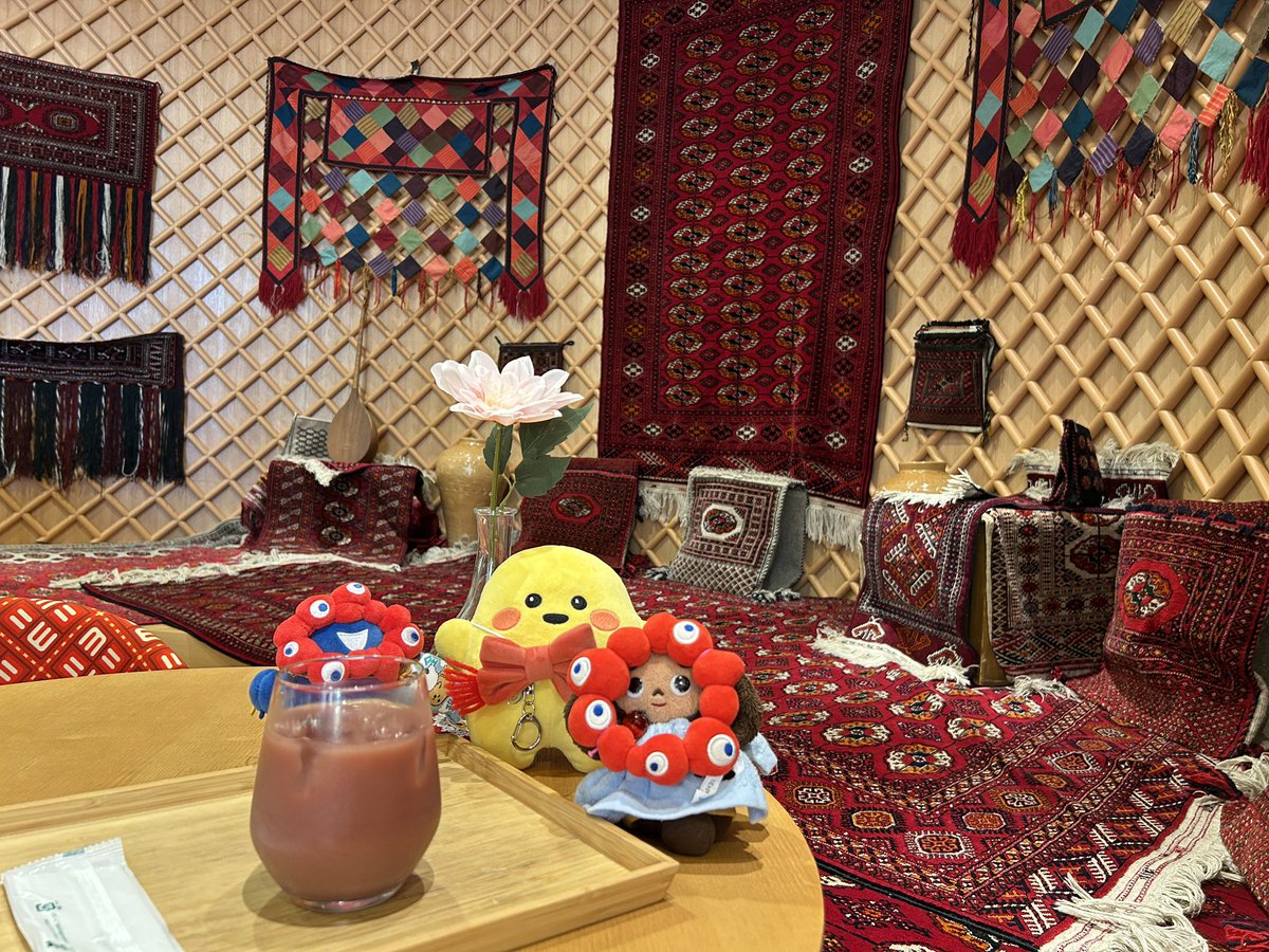 mihobell's tweet image. 昨日は念願のトルクメニスタン館に行けました〜🇹🇲
宮殿のようなレストランで「パロウ」という伝統的トルクメン米料理と柘榴ジュースを頂きました。
美味しかった〜😋
#こさちゃんズと万博
#トルクメニスタン館