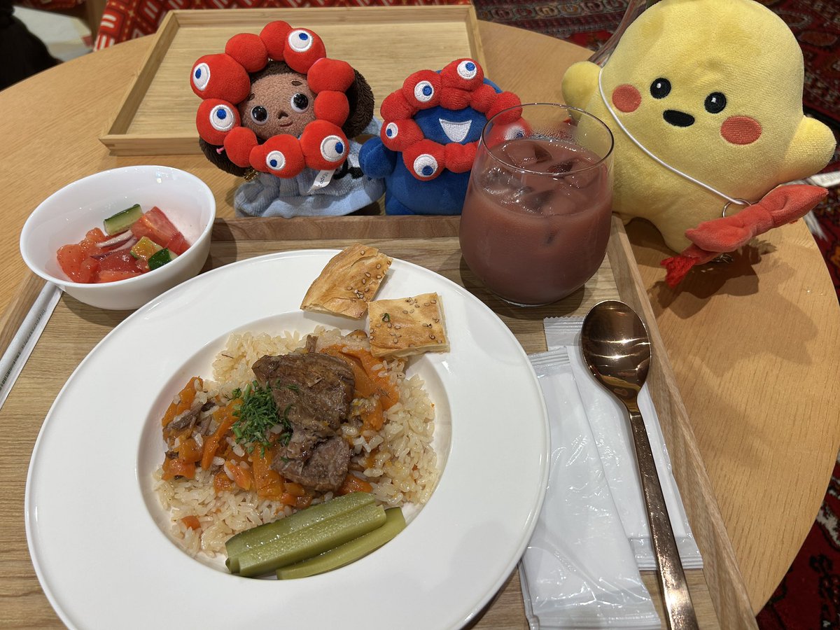 mihobell's tweet image. 昨日は念願のトルクメニスタン館に行けました〜🇹🇲
宮殿のようなレストランで「パロウ」という伝統的トルクメン米料理と柘榴ジュースを頂きました。
美味しかった〜😋
#こさちゃんズと万博
#トルクメニスタン館