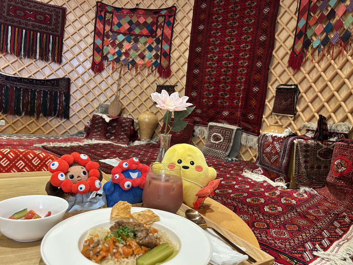 mihobell's tweet image. 昨日は念願のトルクメニスタン館に行けました〜🇹🇲
宮殿のようなレストランで「パロウ」という伝統的トルクメン米料理と柘榴ジュースを頂きました。
美味しかった〜😋
#こさちゃんズと万博
#トルクメニスタン館
