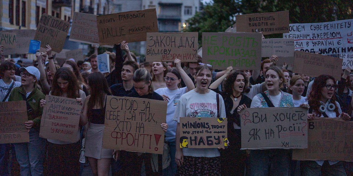 ultimora_pol's tweet image. Ieri le prime grosse proteste in #Ucraina contro Volodymyr #Zelensky, in opposizione a una legge che elimina l'autonomia delle agenzie anticorruzione e che, secondo i critici, ne mette a rischio l'indipendenza. (ilPost)
@ultimora_pol