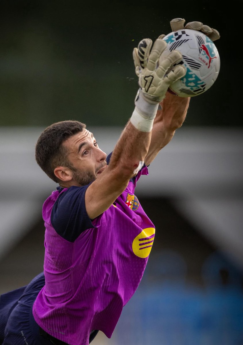 GBarca_'s tweet image. A goalkeeper that dives and jumps with their eyes open we might be in heaven