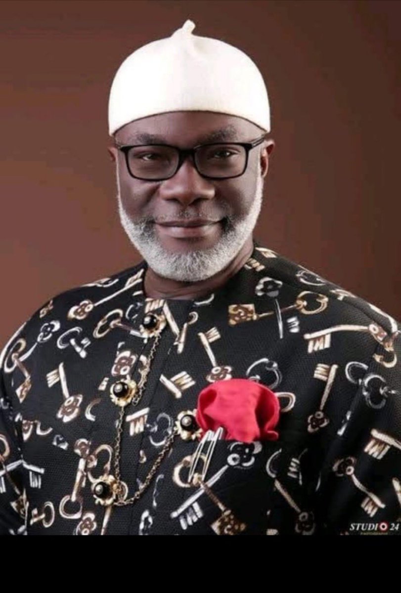 NemeremNjoku's tweet image. This is Onyewuchi Ezenwa, a supposed senator from Owerri, his only usefulness to his people as a senator is that his name and house has become a landmark for property agents. You’ll usually hear stuffs like; the land is very close to Onyewuchi Ezenwa’s house, no other usefulness
