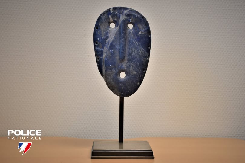 PoliceNationale's tweet image. #ContreLesVols | 🎭 Le 17 juillet, un masque anthropomorphe du 1er siècle av. J.-C., exposé à l’hôtel de ville de Caen (14), a été dérobé lors d’une exposition. 💪 L’enquête rapide menée par les policiers a permis d’identifier et d’interpeller le suspect. ✅ Le masque a été…