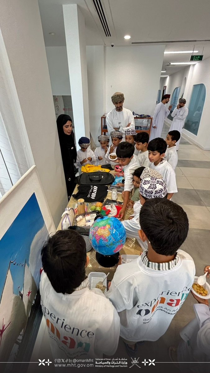 OmanMHT's tweet image. ضمن فعاليات برامج “صيفنا ريادة وإبداع” نفَّذت الوزارة بالتعاون مع مكتب محافظ شمال الباطنة ورشة عمل تفاعلية بعنوان “الإرشاد السياحي” تضمنت محاضرة تعريفية وعروضًا للروبوتات والهولوغرام إلى جانب أنشطة ترفيهية.
#nbatina_events
#تراث_وسياحة