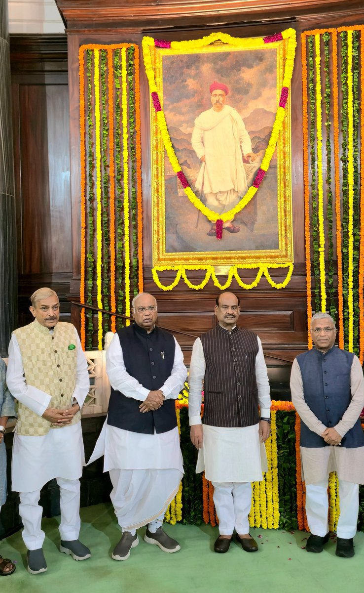 INCIndia's tweet photo. कांग्रेस अध्यक्ष श्री @kharge ने लोकमान्य बाल गंगाधार तिलक जी की जयंती पर उन्हें श्रद्धांजलि अर्पित की। 

📍सेंट्रल हॉल, संसद भवन https://t.co/hIXJm3bAre