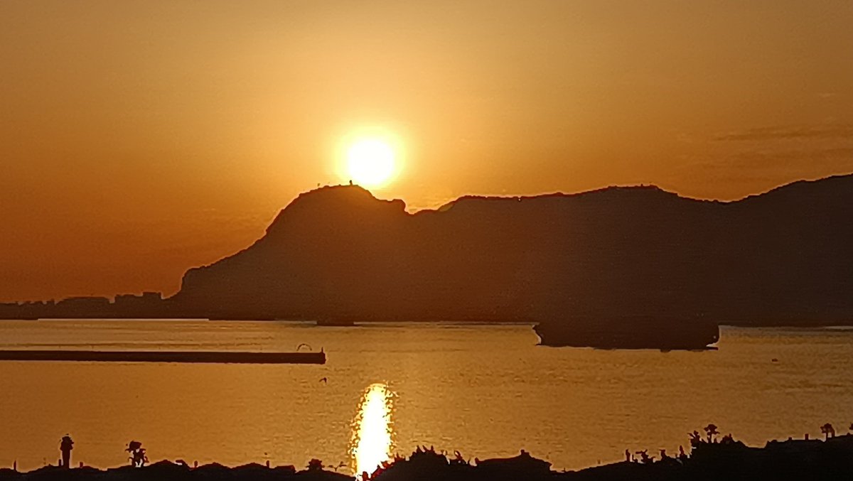 __Abril_____'s tweet image. Rayando el sol...
#BuenosDías🍀