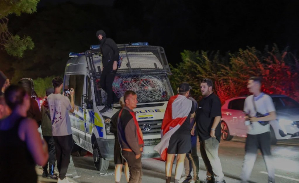 InspGadgetBlogs's tweet image. At almost every major football match, police 'escort' rival fans to and from the ground. It's a standard public order tactic. @EssexPoliceUK should stand firm despite Nigel Farage describing them as 'an absolute disgrace' #ReformUK #BackTheBlue #EppingProtests