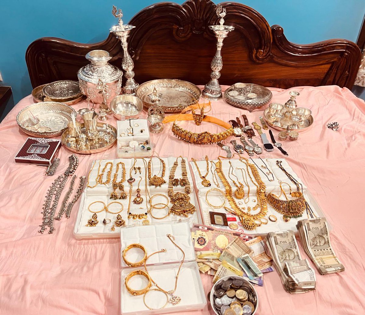 Yathiraju/ಯತಿರಾಜು (@rajaarushi) on Twitter photo Gold ornaments, cash, watches & other articles found in the residence of Bagli Maruthi, Asst Director, City & Rural Projects Dept, during raid by Lokayukta police in Bengaluru
<a href="/XpressBengaluru/">TNIE Karnataka</a> <a href="/Cloudnirad/">Nirad Mudur</a> <a href="/ramupatil_TNIE/">Ramu Patil</a> <a href="/mg_chetan/">MG Chetan</a> Gold ornaments, cash, watches & other articles found in the residence of Bagli Maruthi, Asst Director, City & Rural Projects Dept, during raid by Lokayukta police in Bengaluru
<a href="/XpressBengaluru/">TNIE Karnataka</a> <a href="/Cloudnirad/">Nirad Mudur</a> <a href="/ramupatil_TNIE/">Ramu Patil</a> <a href="/mg_chetan/">MG Chetan</a>