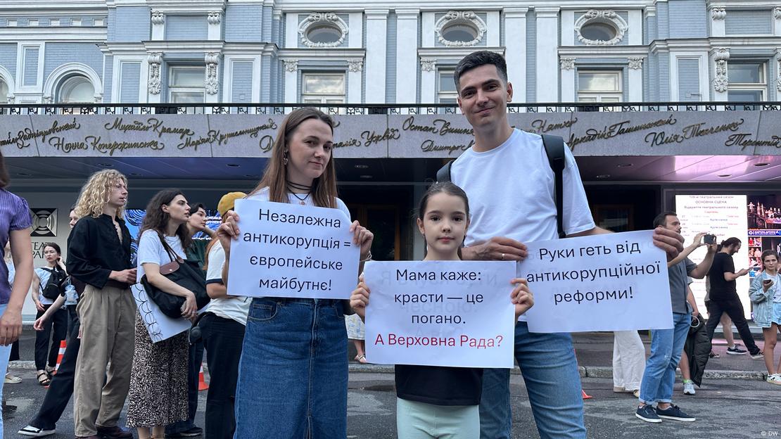 dw_ukrainian's tweet image. ❗ На тлі війни Верховна Рада і президент за день обмежили незалежність НАБУ і САП. Це викликало спонтанні протести в низці українських міст. У Києві мітингарі казали про "відкат у часи Януковича". Серед мітингувальників - публічні особи, військові, ветерани, активісти. Акція…