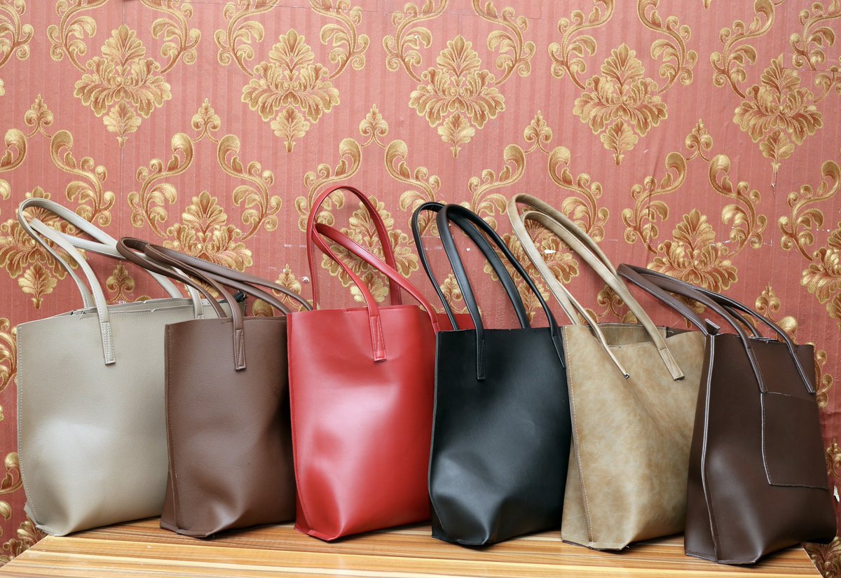 ObikunleO's tweet image. Neutral tones. Timeless leather. Always in season. Buy 5 or 70 leather totes from me today
Available in any color of choice for 8k