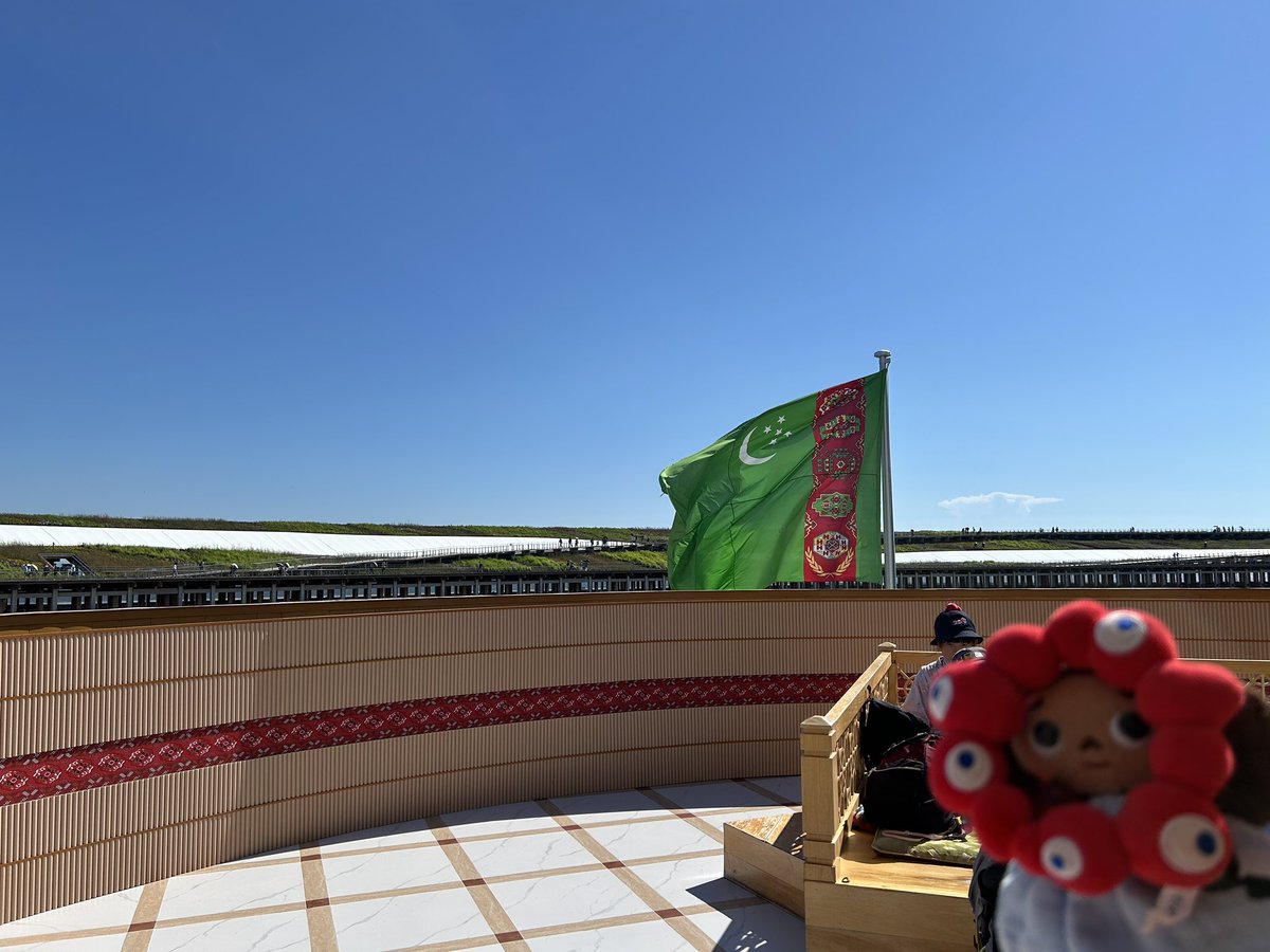 mihobell's tweet image. トルクメニスタン館のレストランのテラス。
目の前にトルクメニスタンの国旗がはためいていて大迫力。
大屋根リングもよく見えるよ!
写真3枚目…分かるかな?
建物の右上にある(4枚目参照)ラクダさんがすぐ傍で見える〜🐪
#こさちゃんズと万博
#トルクメニスタン館