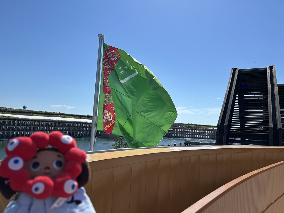 mihobell's tweet image. トルクメニスタン館のレストランのテラス。
目の前にトルクメニスタンの国旗がはためいていて大迫力。
大屋根リングもよく見えるよ!
写真3枚目…分かるかな?
建物の右上にある(4枚目参照)ラクダさんがすぐ傍で見える〜🐪
#こさちゃんズと万博
#トルクメニスタン館