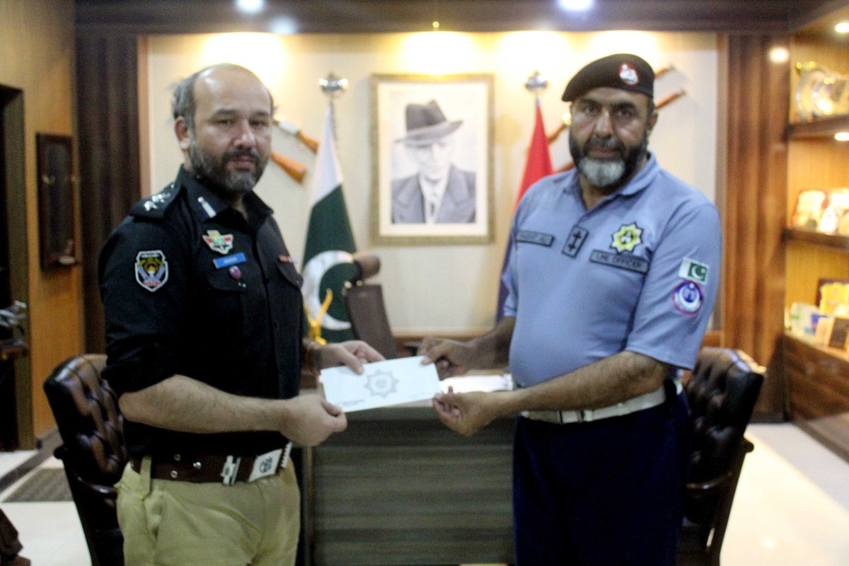 آئی جی خیبر پختونخوا ذوالفقار حمید کی ہدایت پر چیف ٹریفک آفیسر  نے پولیس ویلفیئر فنڈ کے تحت ٹریفک اہلکاروں میں مالی امداد کے چیک تقسیم کئے

ٹریفک پولیس کی جانب سے مختلف یونیورسٹیز ، کالجز ، ہسپتالوں اور لیبارٹریز کیساتھ معاہدے کئے گئے ہیں ، ترجمان سٹی ٹریفک پولیس پشاور