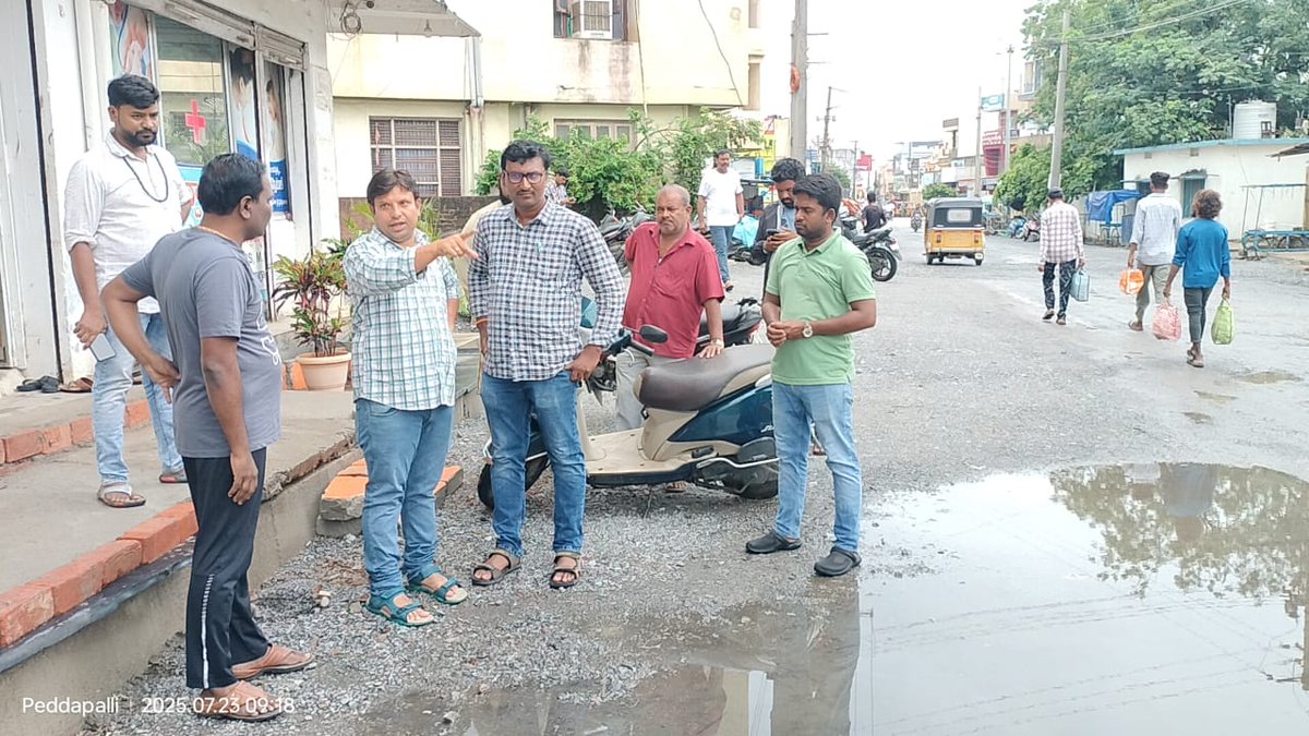 MC_Peddapalli's tweet image. Considering the red alert in district Honourable Municipal commissioner Akula Venkatesh has inspected the drain blockages and low lying areas in peddapalli.
# preventive measures 
#prevent the disasters
@tksreedevi  @cdmatelangana @Collector_PDPL @CVRROfficial @ACLB_PDPL