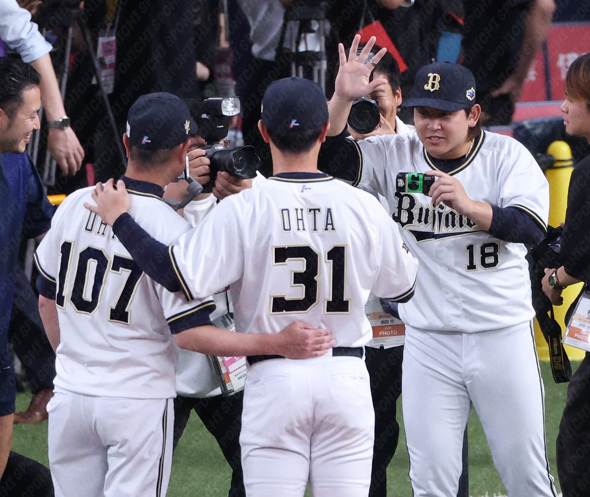 Sponichi_Orix's tweet image. 今日は #京セラドーム大阪 で #マイナビオールスターゲーム2025 の第1戦です!
#太田椋 選手と打撃投手を務める父の暁さんを #宮城大弥 投手が記念撮影📷