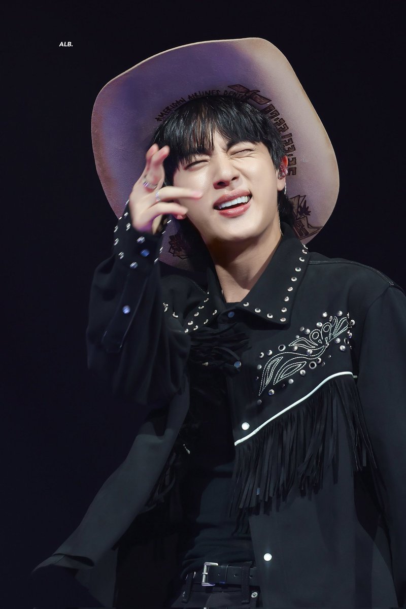 TheePopCore's tweet image. JIN utterly dazzles with breathtakingly gorgeous visuals and extremely adorable expressions at his SOLD-OUT, electrifying concert in Dallas, and the stunning, jaw-dropping new photos are absolute proof of his undeniably mesmerizing stage presence.