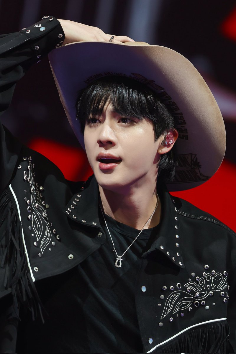 TheePopCore's tweet image. JIN utterly dazzles with breathtakingly gorgeous visuals and extremely adorable expressions at his SOLD-OUT, electrifying concert in Dallas, and the stunning, jaw-dropping new photos are absolute proof of his undeniably mesmerizing stage presence.