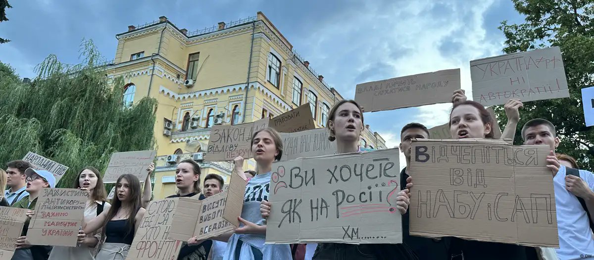 dw_ukrainian's tweet image. ❗ На тлі війни Верховна Рада і президент за день обмежили незалежність НАБУ і САП. Це викликало спонтанні протести в низці українських міст. У Києві мітингарі казали про "відкат у часи Януковича". Серед мітингувальників - публічні особи, військові, ветерани, активісти. Акція…