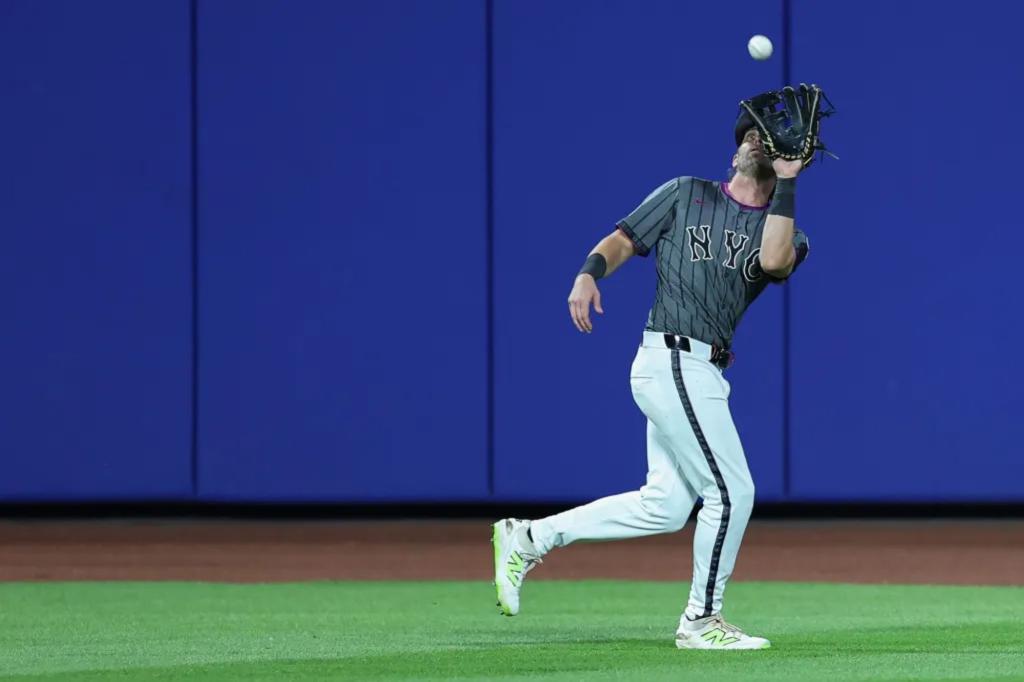 nypostsports's tweet image. Jeff McNeil giving Mets flexibility after another solid start in center field trib.al/LCCg5Br