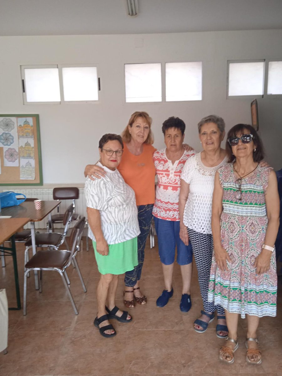 🌱 Talleres de Consumo Responsable

💡 En Tierra de Campos, las personas mayores también han participado en sesiones sobre consumo sostenible, donde han reflexionado sobre cómo dar una nueva vida a envases que normalmente acabarían en la basura. A través de una charla cercana,