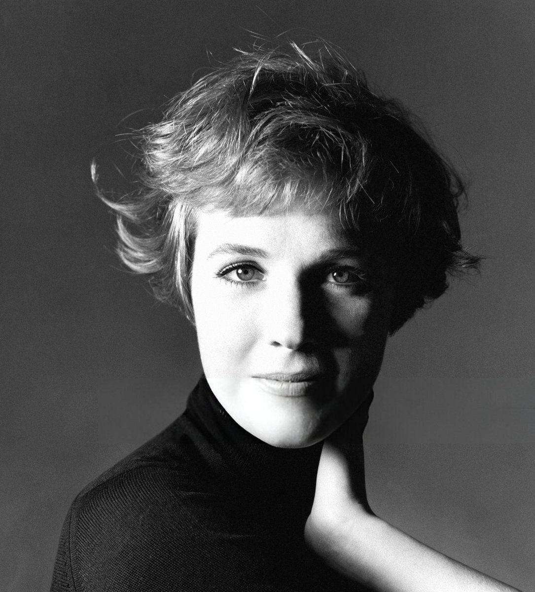 HGACinema's tweet image. Julie Andrews photographed by Bert Stern for Vogue, 15th March 1965 (the same month The Sound of Music was released in theatres across the USA).
Julie used this image for the cover of her book titled “Home Work: A Memoir of My Hollywood Years”.