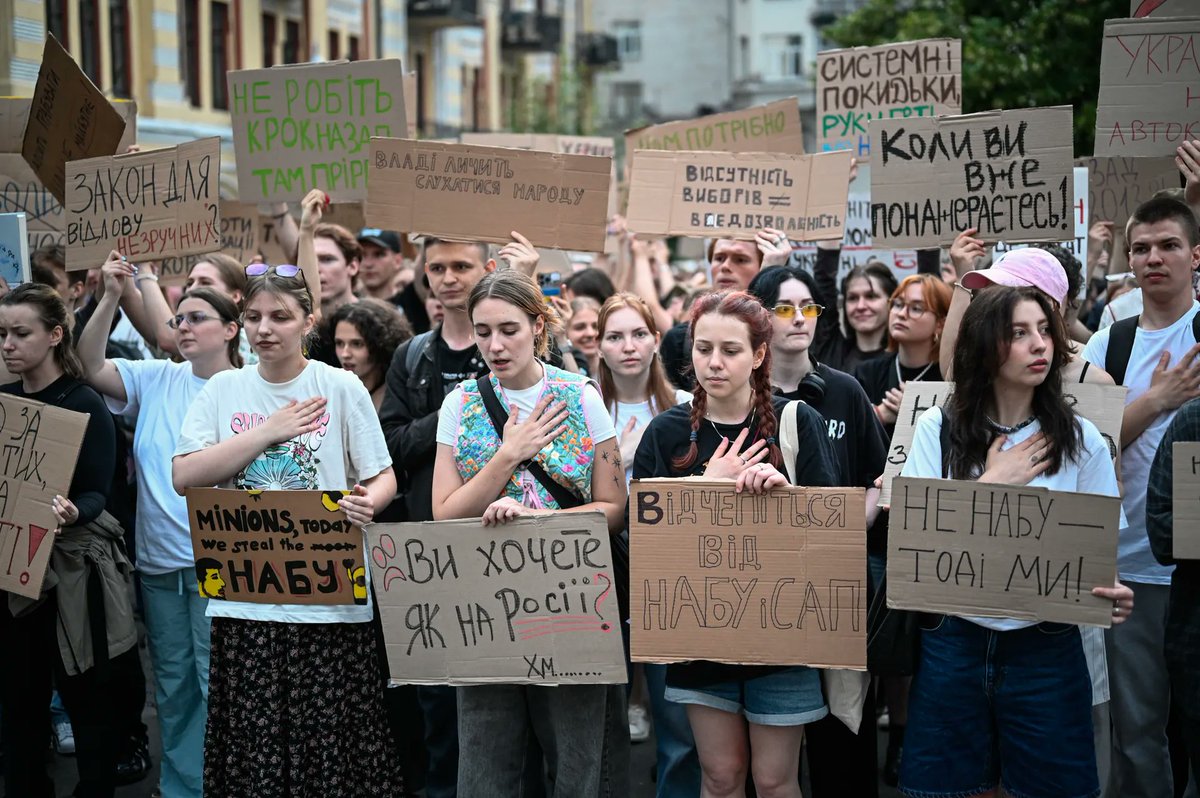 marsetac's tweet image. Gli ucraini non sono russi e noi non siamo come i propagandisti filorussi, per cui quando qualcosa non funziona dobbiamo dircelo chiaramente come si dovrebbe fare in ogni famiglia che si rispetti.
L’Ucraina è da ieri in rivolta. A fare notizia è il fatto che la gente sia in…