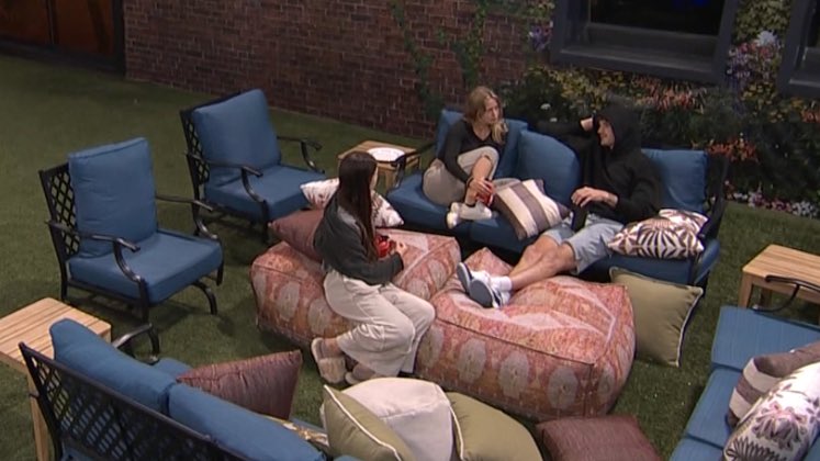 TheBigBroTea's tweet image. Rylie: I will never be a pawn. Once you’re a pawn everyone wants you to be a pawn and you know what pawns do?
Lauren: Go home. #bb27