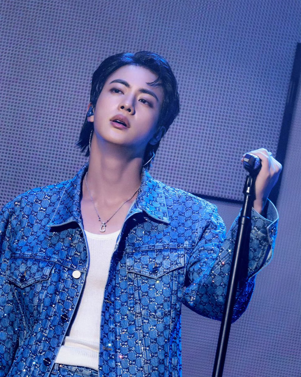 TheePopCore's tweet image. JIN never fails to prove his selling-out power, bringing out a massive crowd for his SOLD-OUT concert in Dallas today, just as expected from him.