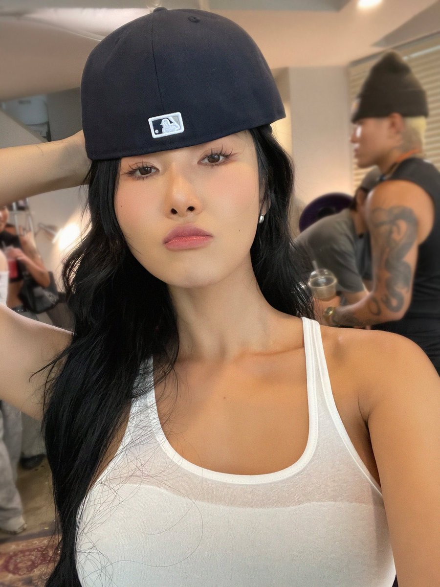 starryhwasa's tweet image. SHE’S SUCH A MOMMY 🤍

#ThirtyliciousHwasa