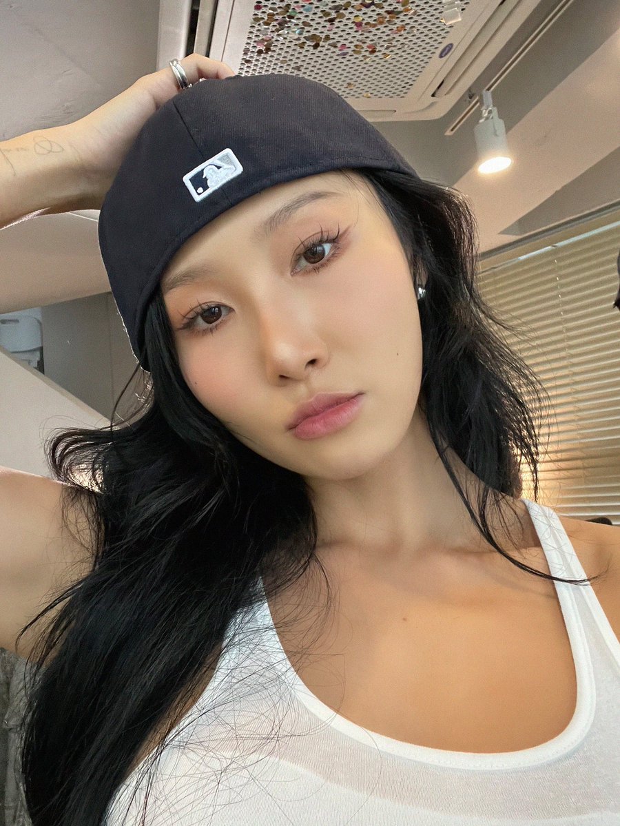 starryhwasa's tweet image. SHE’S SUCH A MOMMY 🤍

#ThirtyliciousHwasa
