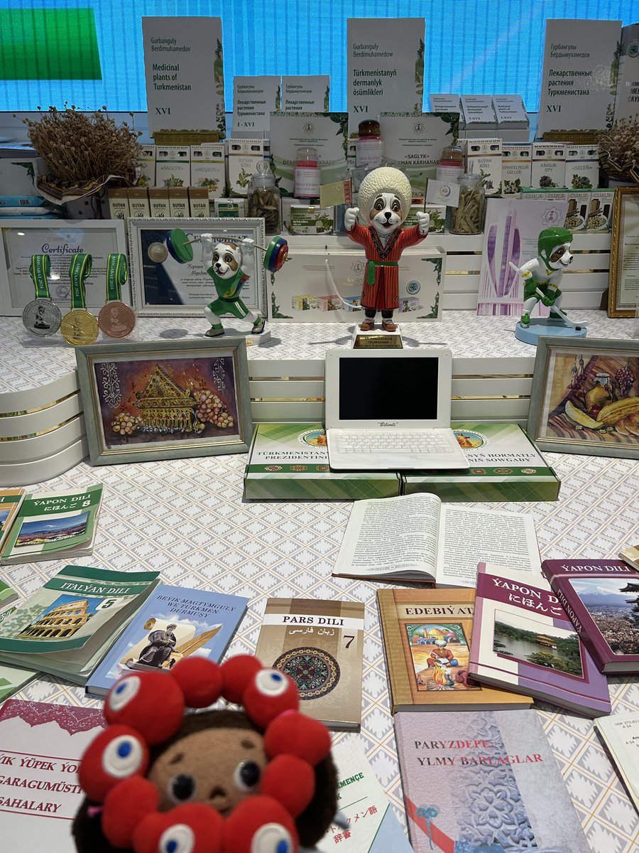 mihobell's tweet image. トルクメニスタン館の色々な展示の中でも特に興味を惹かれたのが、こちら。
日本語の教科書や、日本語・トルクメン語の辞書です。
手にとってじっくり見ちゃった📚
外国の方が日本語を学んでくれてるってなんだか嬉しいな。
私も色んな国の言葉を学びたいな
#こさちゃんズと万博
#トルクメニスタン館