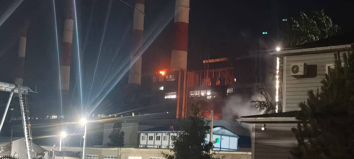 HromadskeRadio's tweet image. 💥💥 У Новочеркаську Ростовської області зафіксовано атаку дронів на залізничну інфраструктуру, що обслуговує ВПУ Росії та армійські підрозділи.
Про це повідомляє голова Центру протидії дезінформації Андрій Коваленко.
Через цей логістичний вузол проходить перекидання техніки,…