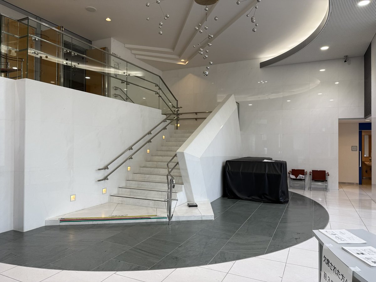 aichi_granite's tweet image. 愛知県春日井市「文化フォーラム春日井」1階ホールエントランスの大理石は「シベックホワイト」。北マケドニア産の結晶質石灰岩。
#街の中で見つかるすごい石 #街角地質学