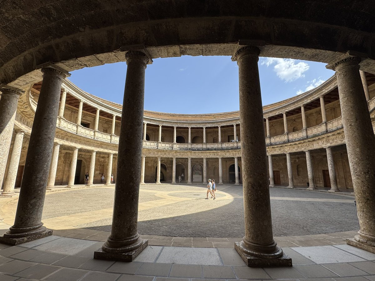 puertodemotril's tweet image. El Palacio Carlos V de la ciudad de Granada ha sido el perfecto escenario para la presentación del primer Premio Internacional de Poesía ´Motril, Puerto de la Alhambra´
#20AniversarioAPM